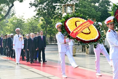 Lãnh đạo Đảng, Nhà nước và TP Hà Nội vào Lăng viếng Chủ tịch Hồ Chí Minh