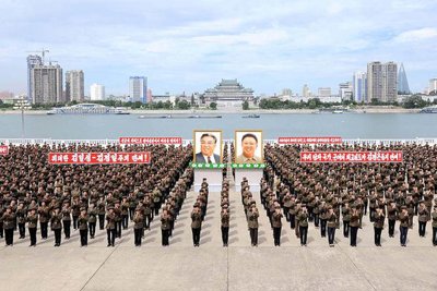 Triều Tiên diễu binh rầm rộ mừng Quốc khánh, không phô diễn ICBM