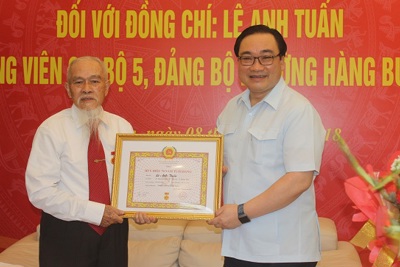Đồng chí Lê Anh Tuấn nhận Huy hiệu 70 năm tuổi Đảng