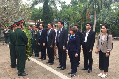 Đoàn đại biểu TP Hà Nội viếng Nghĩa trang liệt sỹ Quốc gia Vị Xuyên