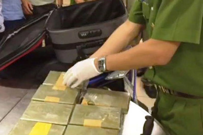Thiếu nữ xách vali chứa 10 bánh ma túy lĩnh án tử hình