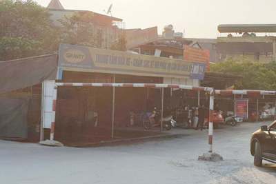 Sau khi công an xử lý, điểm rửa xe mất ATGT ở Phạm Văn Đồng lại hoạt động