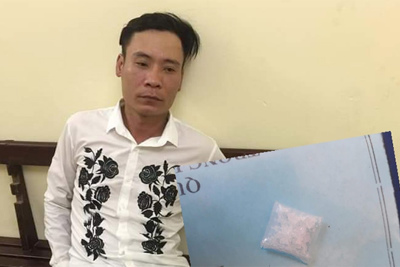 Hà Nội: Nam thanh niên "dạo phố" mang theo ma túy bị cảnh sát bắt giữ