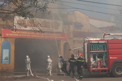 “Cháy” chợ Nành ở Ninh Hiệp, lính cứu hỏa giải cứu nhiều người mắc kẹt