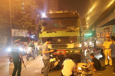 Hà Nội: Xe tải đâm xe máy dừng đèn đỏ, 1 phụ nữ tử vong