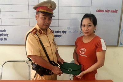 Hà Nội: Người phụ nữ hoảng hốt tìm chiếc ví rơi đã được CSGT trả lại
