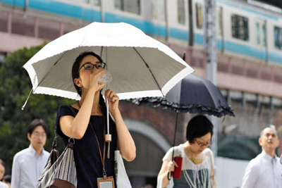 Chùm ảnh người dân Nhật Bản "oằn mình" chống chọi đợt nắng nóng kỷ lục