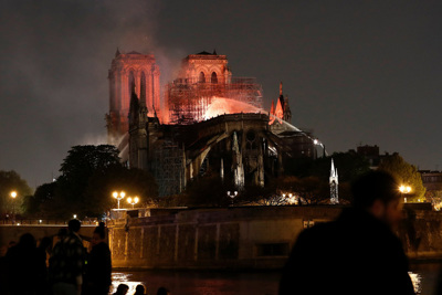 Tổng thống Pháp phản ứng gì trước đám cháy Nhà thờ Đức Bà Paris?