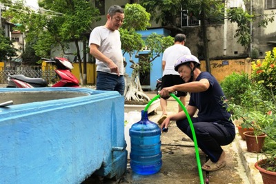 Hậu vụ nước sông Đà nhiễm dầu: Lượng người đến các nhà máy lấy nước sạch thưa dần