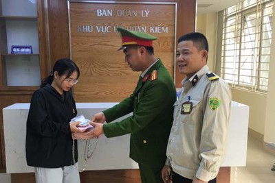 Hà Nội: Nữ sinh viên vui mừng nhận lại ví tiền đánh rơi từ cảnh sát