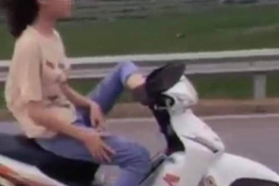 Xử phạt nữ sinh 16 tuổi điều khiển xe máy bằng chân
