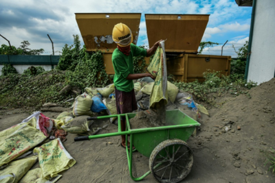 5.000 viên gạch mỗi ngày từ rác nhựa và tro núi lửa tại Philippines