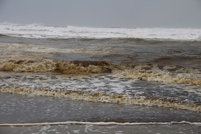 Vụ nước biển chuyển màu ở Quảng Ngãi: Không ngửi thấy mùi dầu, không có hải sản chết