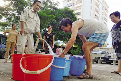 Vụ nước sạch Sông Đà bốc mùi khó chịu: Tiếp tục lấy mẫu xét nghiệm lần 2