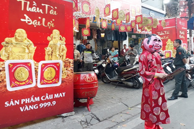 Không khí mua sắm trước ngày vía Thần Tài trên "phố vàng" Hà Nội
