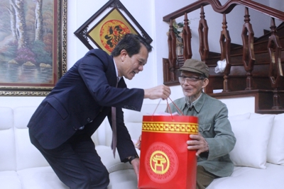 Lãnh đạo TP Hà Nội thăm, tặng quà các gia đình chính sách quận Đống Đa