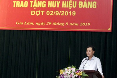 Gia Lâm trao Huy hiệu Đảng cho 235 đảng viên