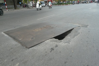 Nguy hiểm từ hố ga không có nắp trên đường Nguyễn Chí Thanh