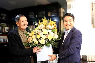 Chủ tịch UBND TP Nguyễn Đức Chung thăm, chúc Tết các gia đình có công, văn nghệ sĩ