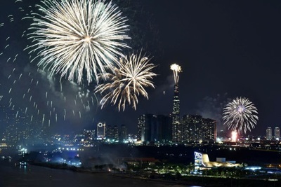 Pháo hoa rực sáng TP Hồ Chí Minh mừng 44 năm thống nhất đất nước
