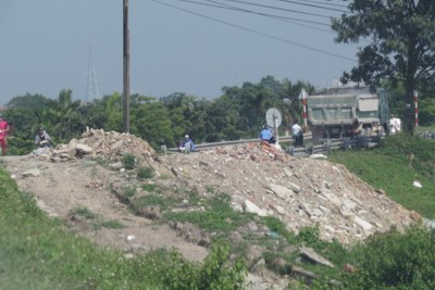Tại xã An Thượng, huyện Hoài Đức: Gia tăng nạn đổ trộm phế thải xây dựng tại đê tả Đáy