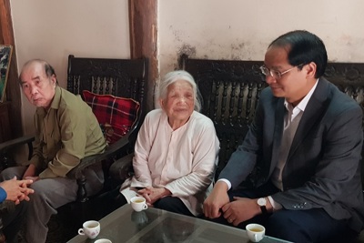 Phó Chủ tịch Nguyễn Doãn Toản thăm, tặng quà gia đình chính sách tại huyện Thanh trì