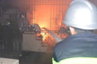 Cháy nhà 4 tầng ở phố Thái Hà, cảnh sát giải cứu 4 người mắc kẹt