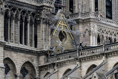 Sụp đổ vì lửa, nhà thờ Đức Bà Paris nay đối mặt nguy cơ từ nước