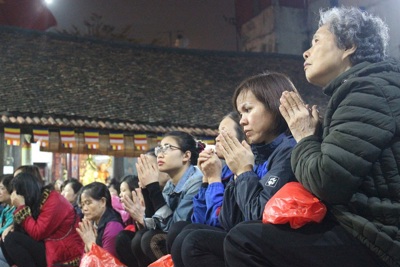 Hàng nghìn người chen chân, vái vọng dâng sao giải hạn tại chùa Phúc Khánh