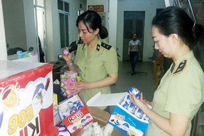 Quản lý thị trường Hà Nội bắt giữ một lượng lớn bánh kẹo nhập lậu