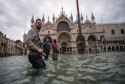 Italia: Venice "thất thủ" do triều cường dâng cao nhất trong 50 năm