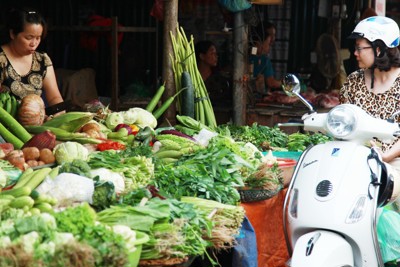 Siêu thị khan hiếm rau xanh, chợ truyền thống tăng giá bán