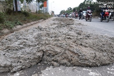 Tái diễn tình trạng bùn đất phủ kín đường gom Đại lộ Thăng Long