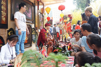 TP Hồ Chí Minh: Người dân xúng xính đến phố ông đồ du xuân