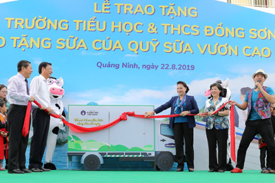 Vinamilk tặng hơn 71.000 ly sữa cho học sinh vùng cao tại Quảng Ninh