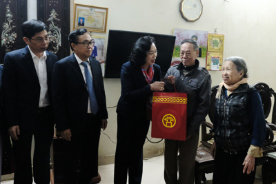 Lãnh đạo Thành phố thăm, tặng quà các gia đình chính sách quận Nam Từ Liêm