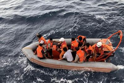 Nỗ lực tìm kiếm ngư dân mất tích trong vụ chìm tàu cá NA 95899