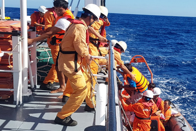Cứu nạn thành công 6 ngư dân Quảng Bình bị chìm tàu trên biển