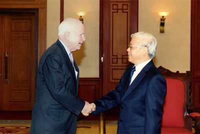 Hình ảnh Thượng nghị sĩ John McCain với các nhà lãnh đạo Việt Nam