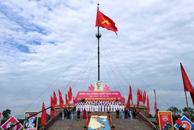 Trang nghiêm lễ Thượng cờ bên bờ sông Bến Hải trong ngày hội Thống nhất non sông 2018