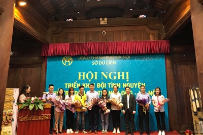 300 sinh viên tham gia đội tình nguyện hỗ trợ du lịch Hà Nội