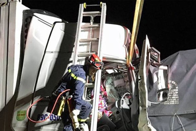 2 người kẹt trong xe tải vụ TNGT trên cao tốc Pháp Vân - Cầu Giẽ đã tử vong