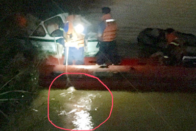 Đã tìm thấy nạn nhân bị xe container húc văng xuống sông Hồng