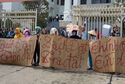 Đà Nẵng: Hoãn xét xử do nguyên đơn Bách Đạt An vắng mặt, dân căng băng rôn phản đối