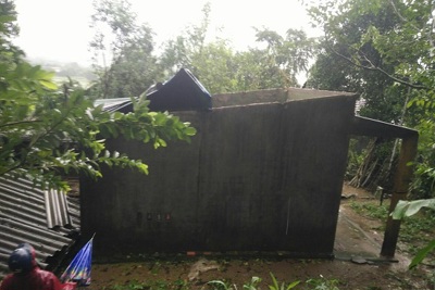 Bão số 5 khiến hàng trăm ngôi nhà ở Quảng Ngãi hư hỏng, 4 người bị thương
