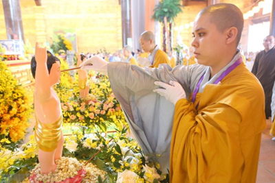 Hình ảnh các tăng, ni, Phật tử thực hiện nghi lễ Tắm Phật ở Vesak 2019