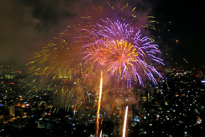 Pháo hoa rực sáng bầu trời TP Hồ Chí Minh mừng 43 năm thống nhất đất nước