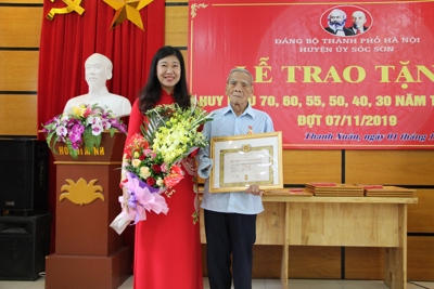 Trao Huy hiệu Đảng cho các đảng viên lão thành xã Thanh Xuân, huyện Sóc Sơn