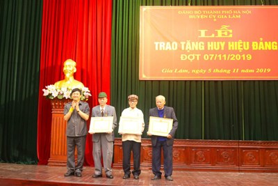 Huyện Gia Lâm trao tặng Huy hiệu Đảng cho 141 đảng viên