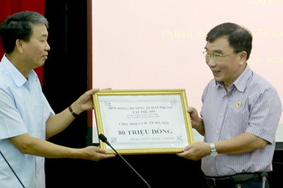 Hội đồng hương TP Hải Phòng tại Hà Nội trao tiền xây nhà tình nghĩa cho Hội CCB TP Hà Nội